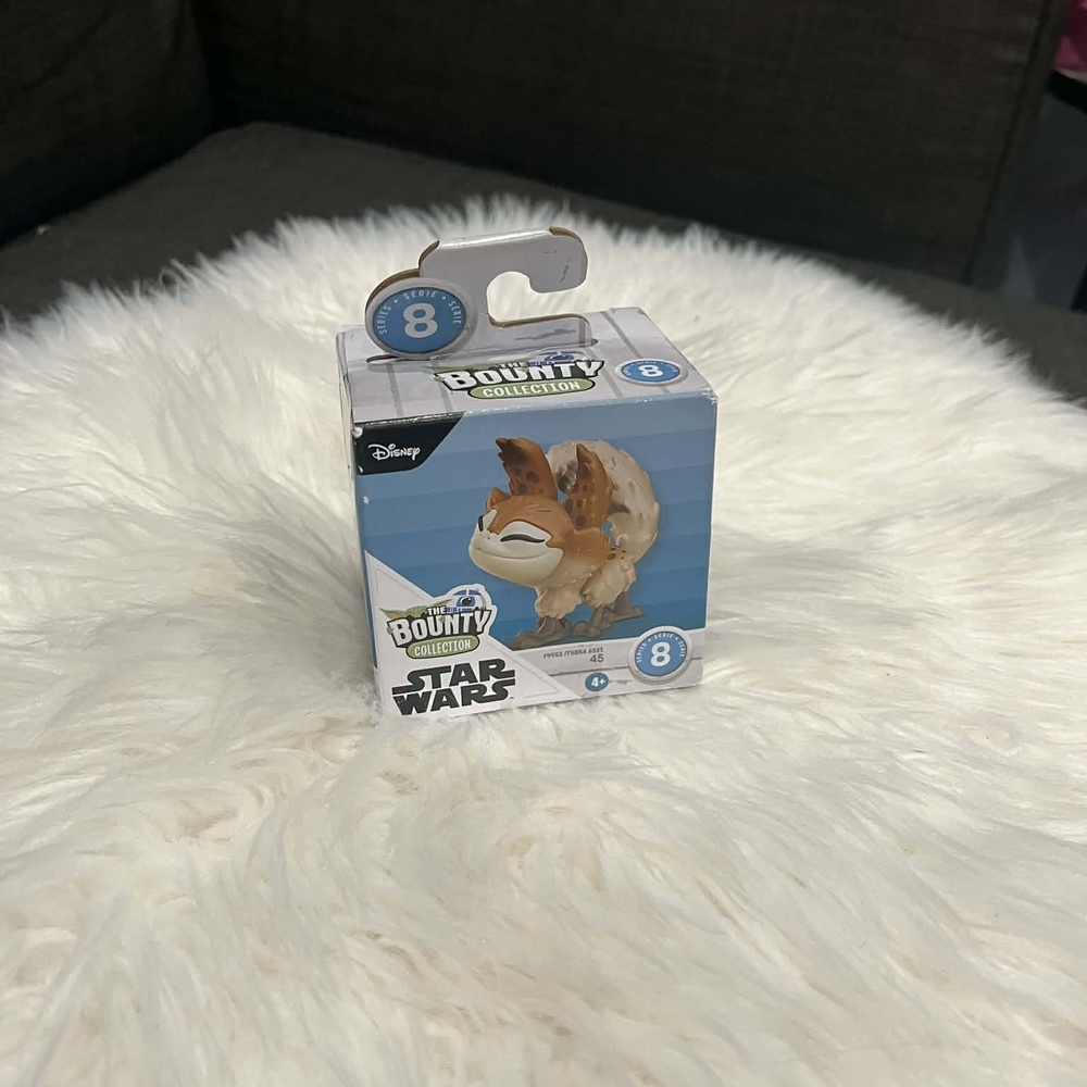T-152 NEW SEALED DISNEY STAR WARS " THE BOUNTY " SERIES #8 " LOTH CAT" # 45